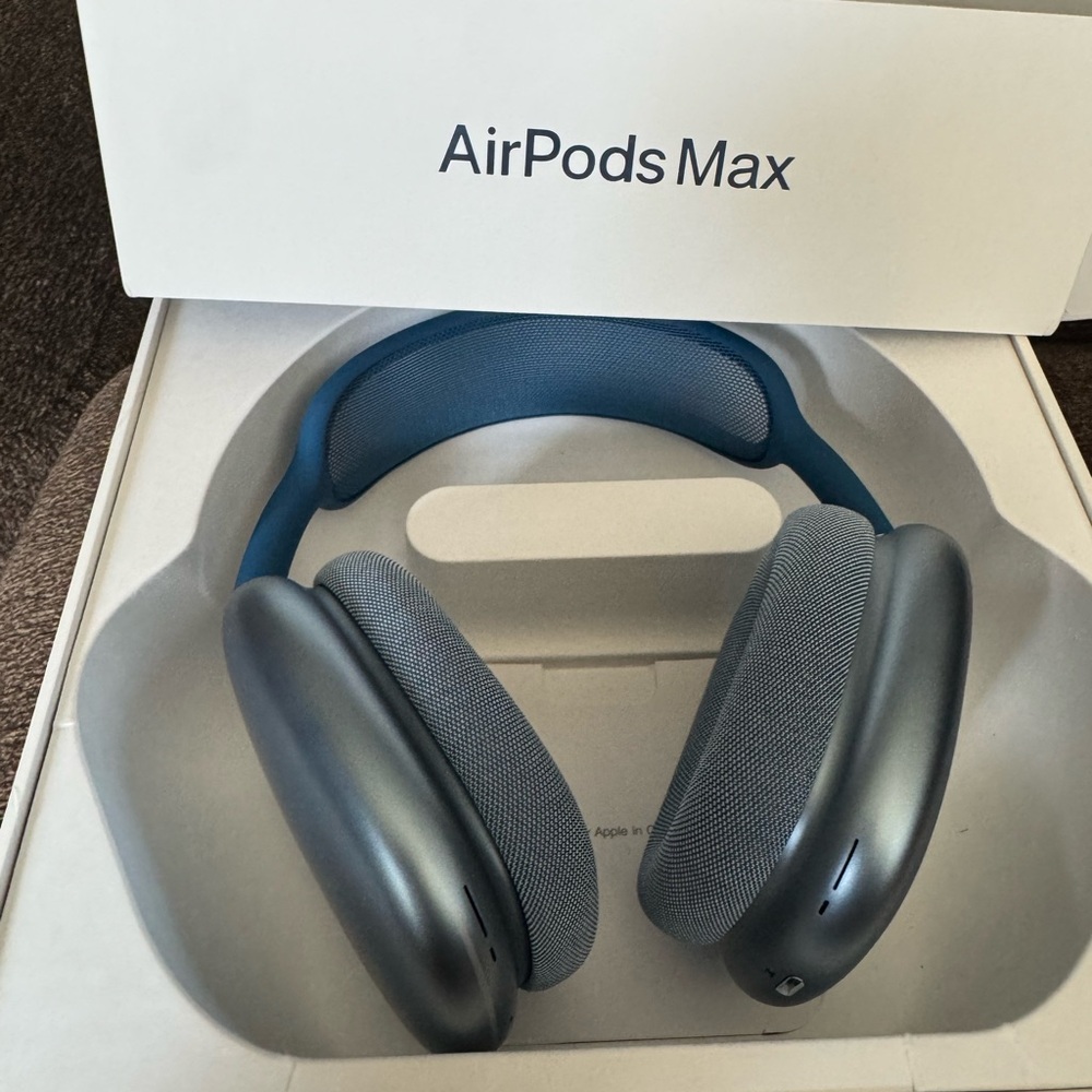 Beautiful. Headphones over the ear. Have any questions. Let me know